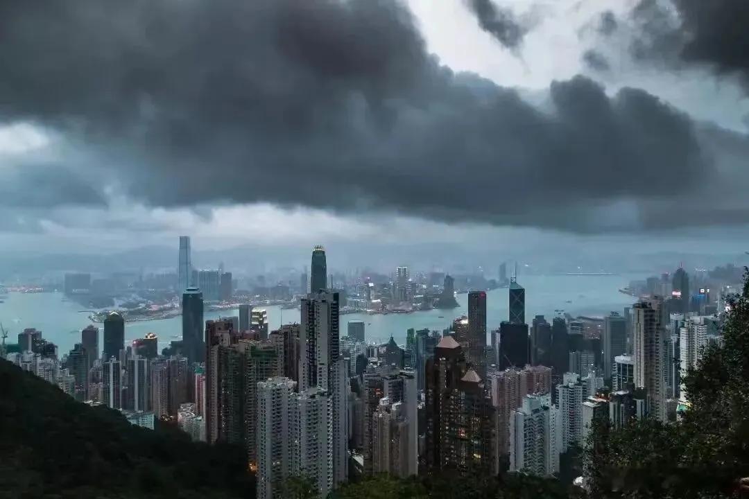 一旦离开火场或者危险区域，便不要再轻易返回火场或者危险区域 