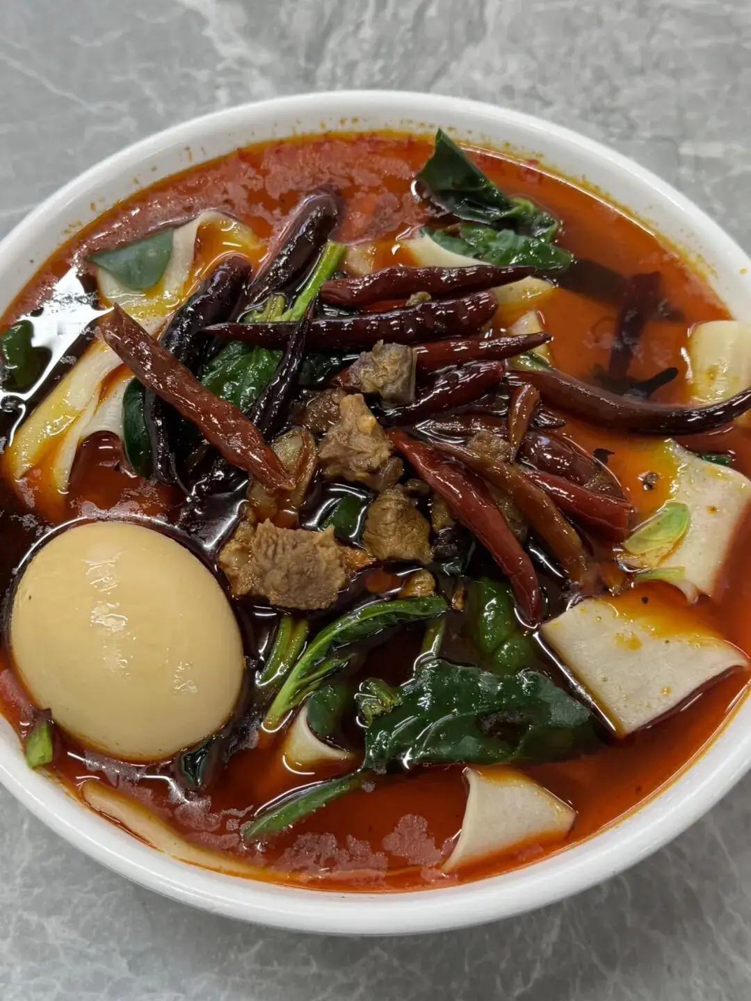 在北京看见比较多的面食：
老北京炸酱面，安徽板面，山西刀削面，陕西油泼面…
常吃