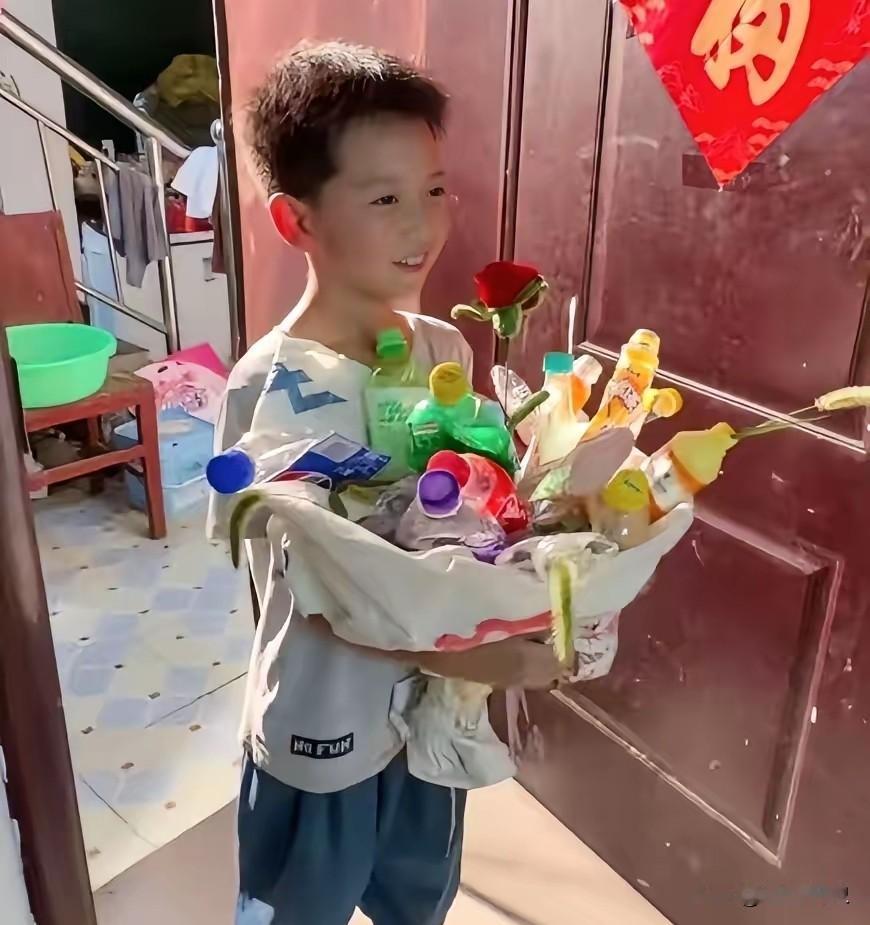 破防了！河南郑州，这个8岁男孩火了！他面对众多围观的大学生，勇敢的说出:“我妈妈