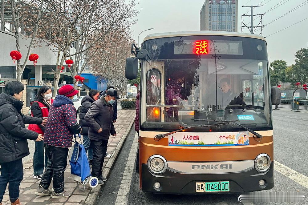 合肥公交集团暖心重启年货专线 新春将至，年味渐浓，合肥周谷堆市场迎来年货采购高峰