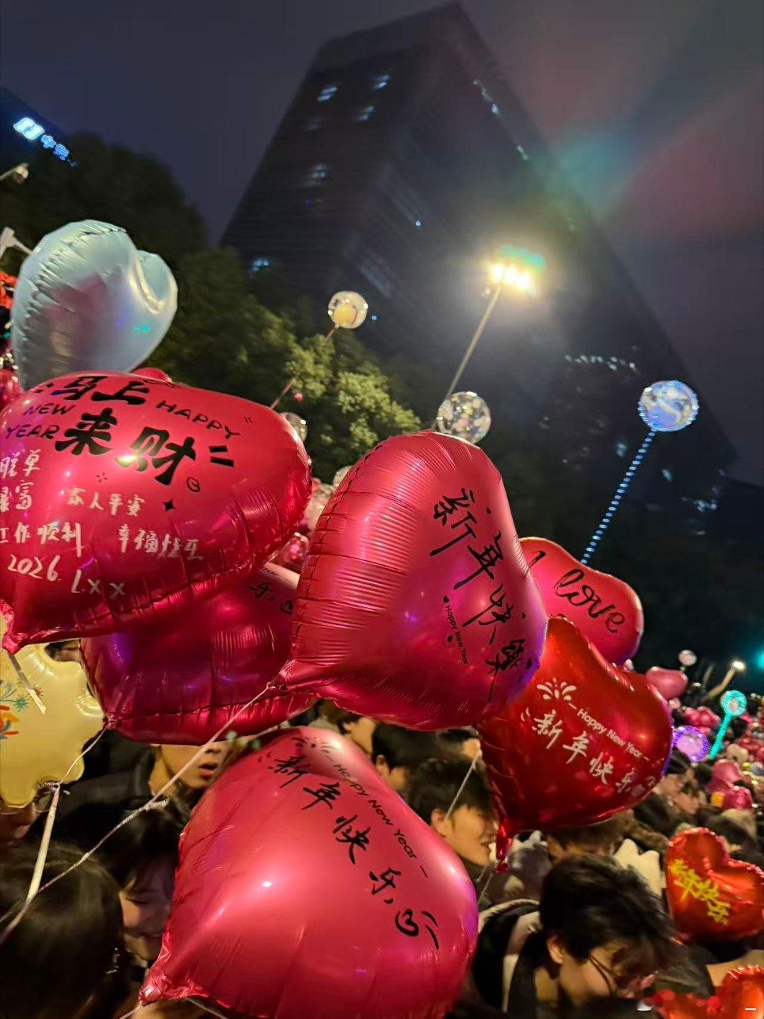 2026的第一份幸运是零点同框 2026年的第一份幸运太戳人，居然赶上了零点同框