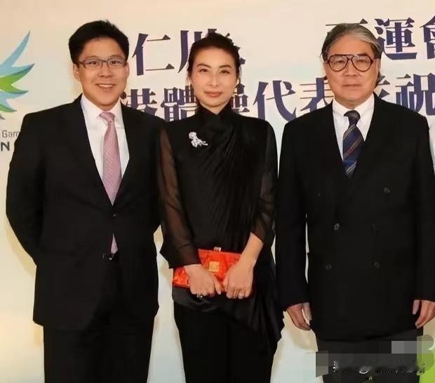 我算是看懂了，
有钱人家的幸福到底是什么样。
不是大把花钱的场面和走到哪都一群人