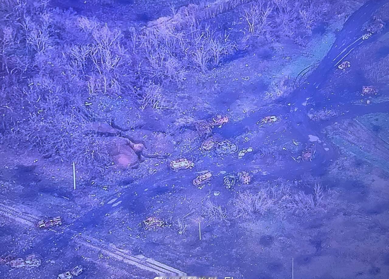 红军村郊区，集中损失的15台乌军车辆。

地理坐标：48.3229178, 37