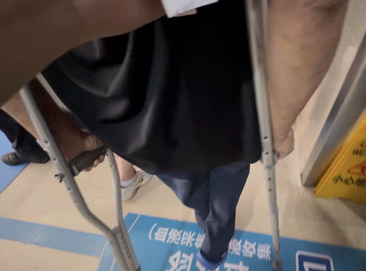 下午陪老爸去骨科看腿。

他3月份脓毒症出院，发现神经末梢受损右脚不能上抬以后，