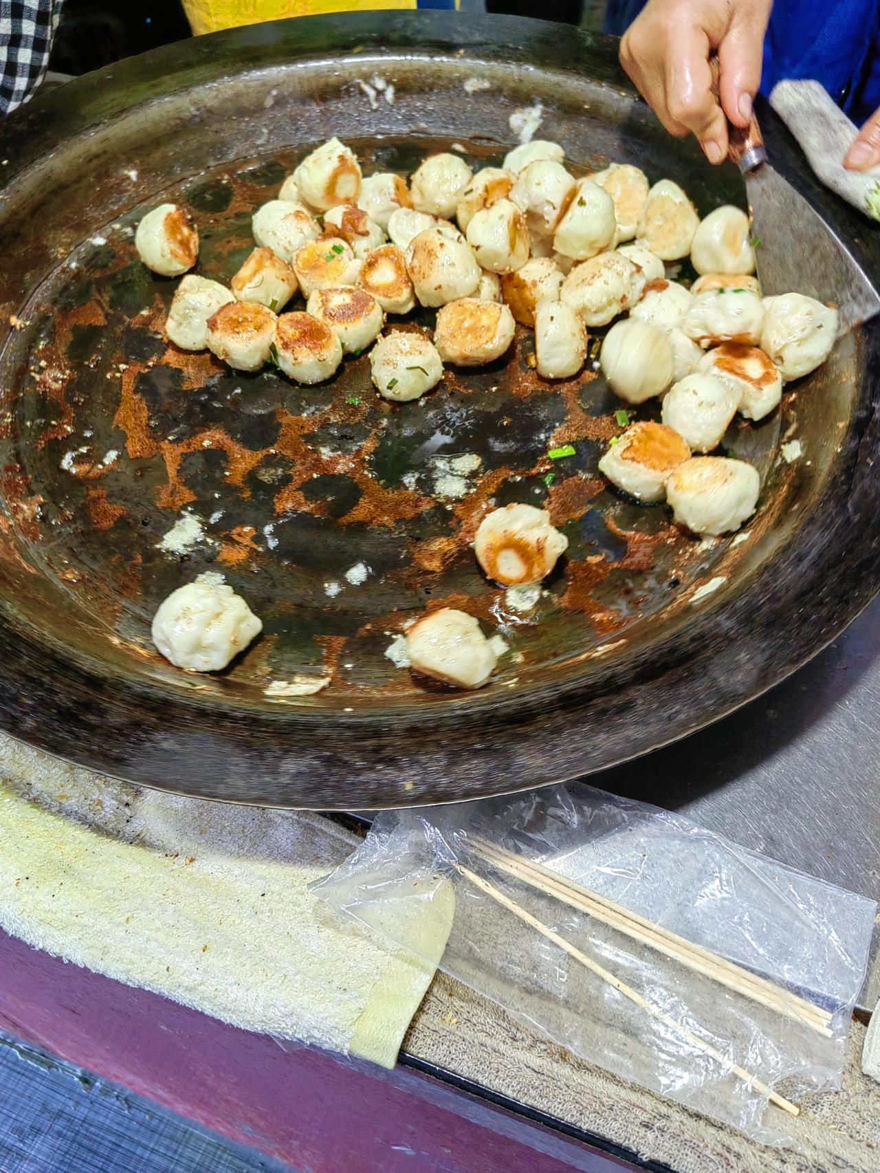 焦作烟火处：焦作一家小店卖的鲜肉包，每次经过都有人排队购买，买了5块钱的，口感还