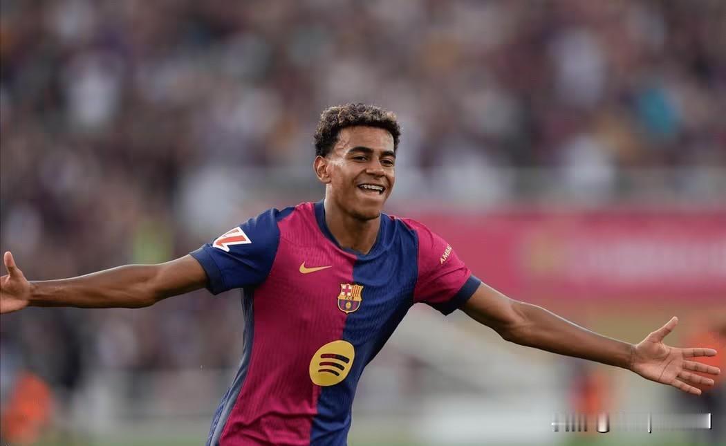 在《世界体育报》年度庆典上，巴塞罗那小将亚马尔收获了个人首个由该媒体颁发的奖项。