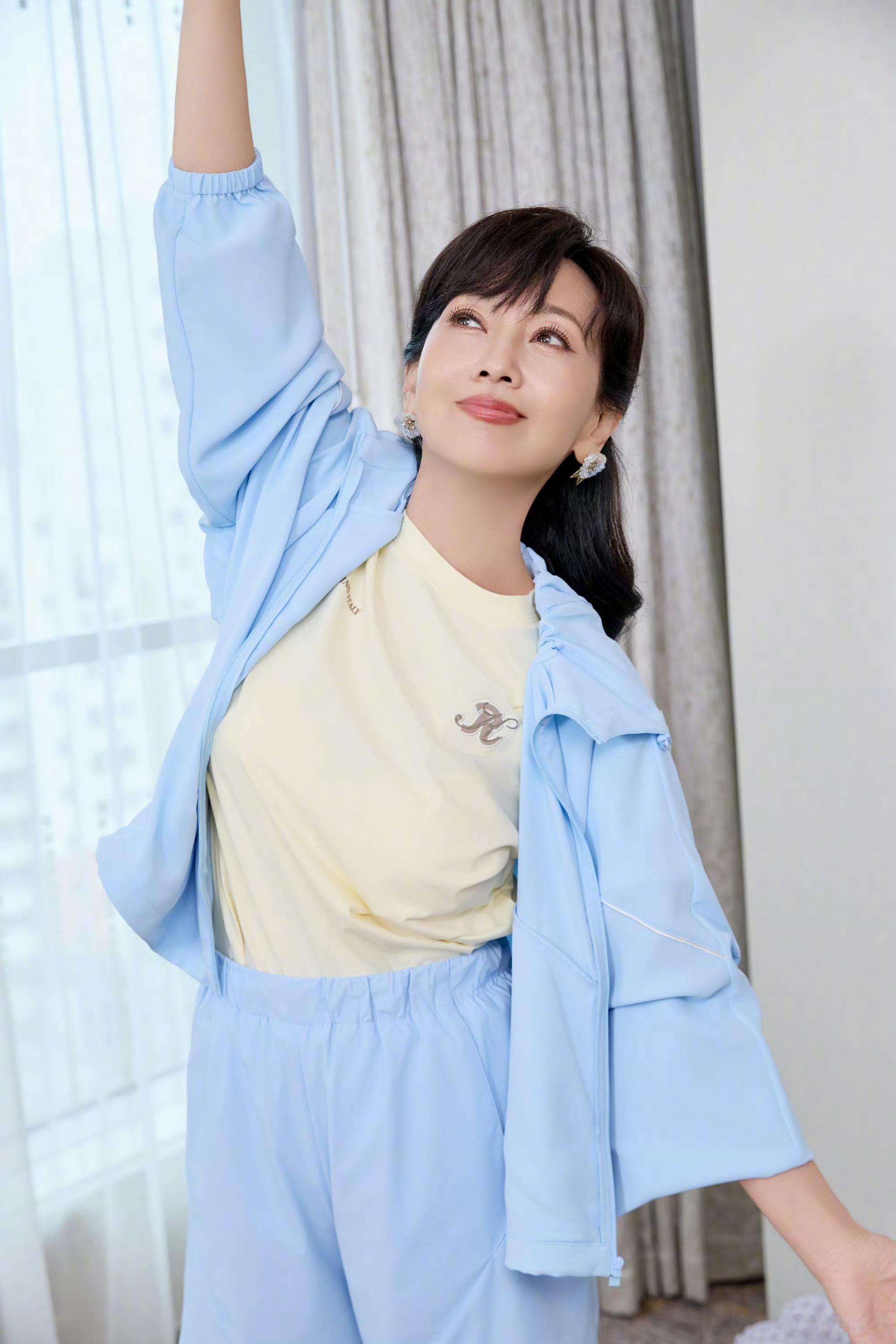 赵雅芝晒拉伸照芝姐连拉伸都这么优雅，这状态不服不行