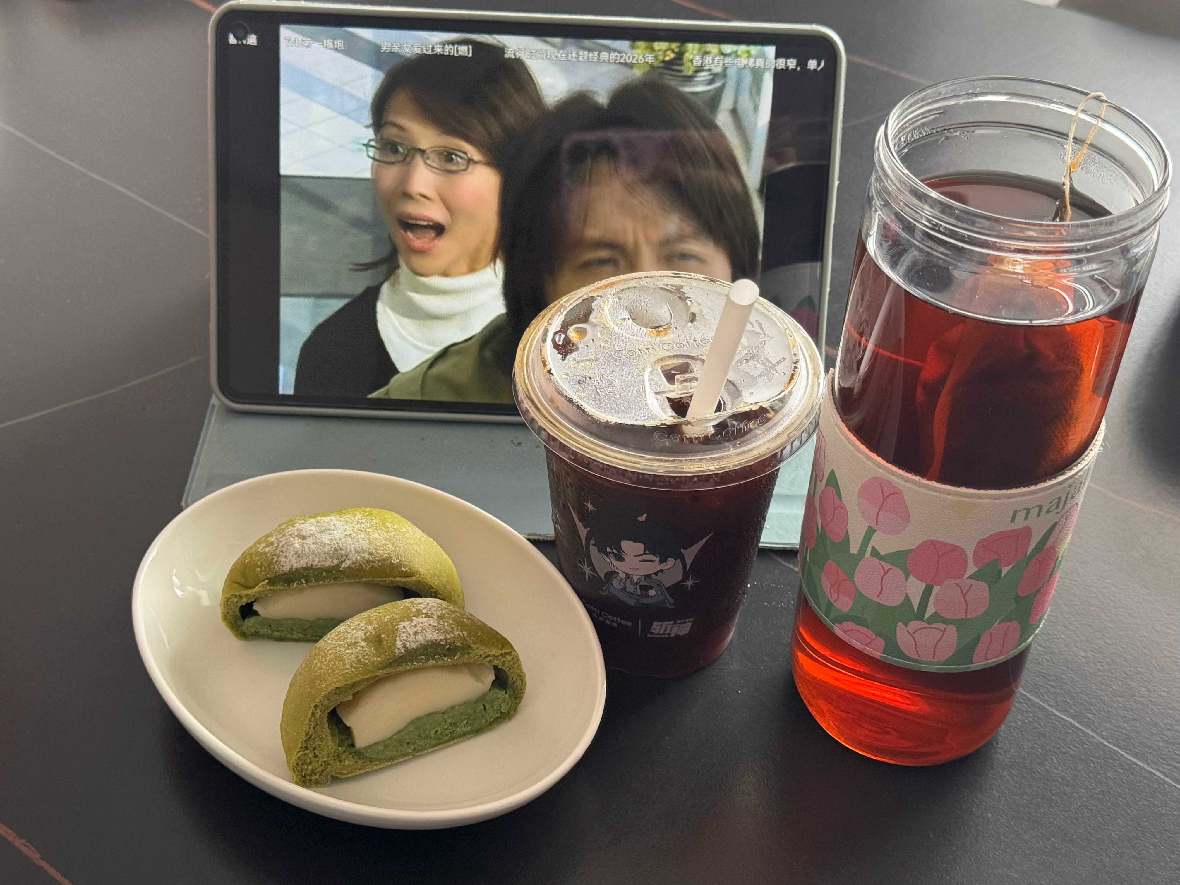 今天喝这个普洱茶～早餐吃前天做的抹茶麻薯奶酥面包放冰箱里麻薯有点儿硬了奶酥凉凉的