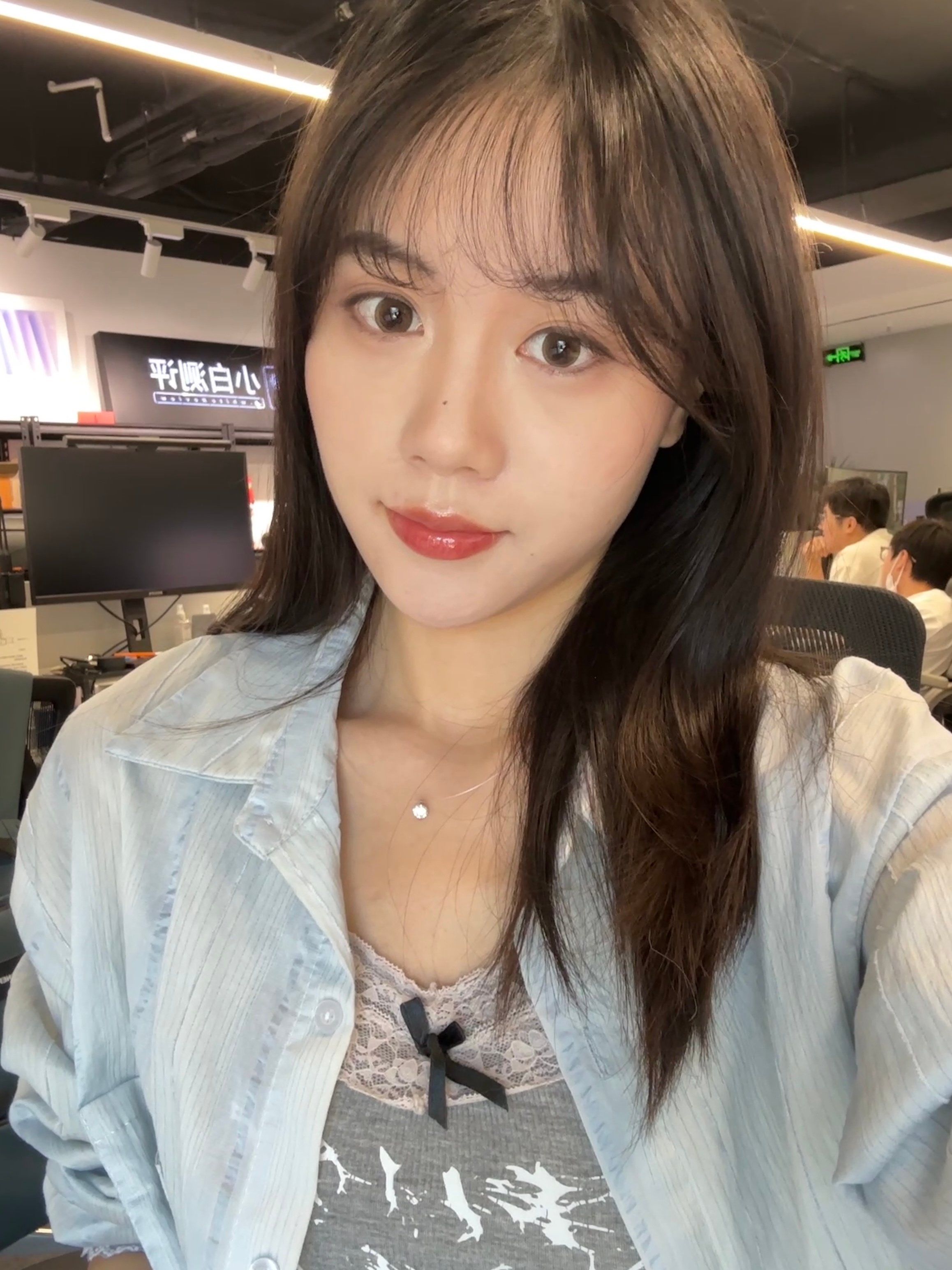 今日OOTD：上班混搭风[卡皮巴拉] ​​​