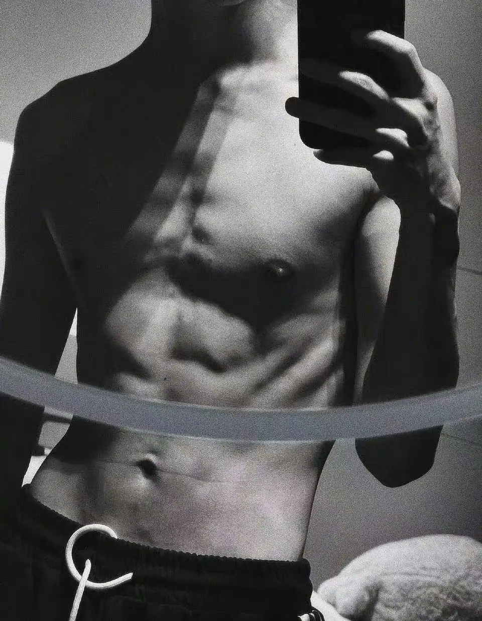 在我印象里罗云熙那么瘦，这腹肌到底真的是他自己的吗？ ​​​