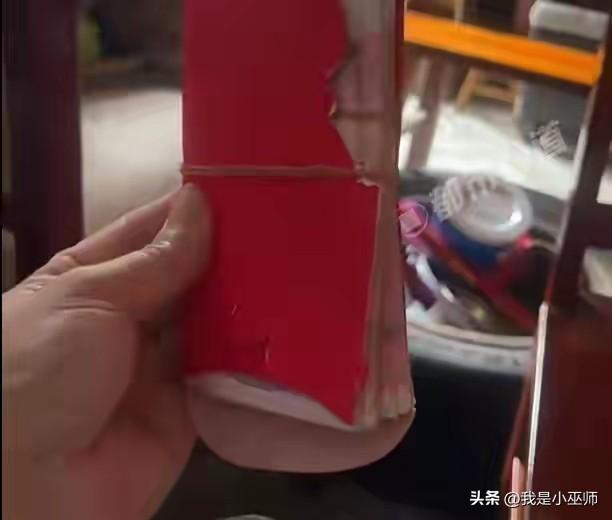 红包外皮破得快要散架，
拆开一看，
女子当场流泪了！
前段时间，浙江安吉张女士的