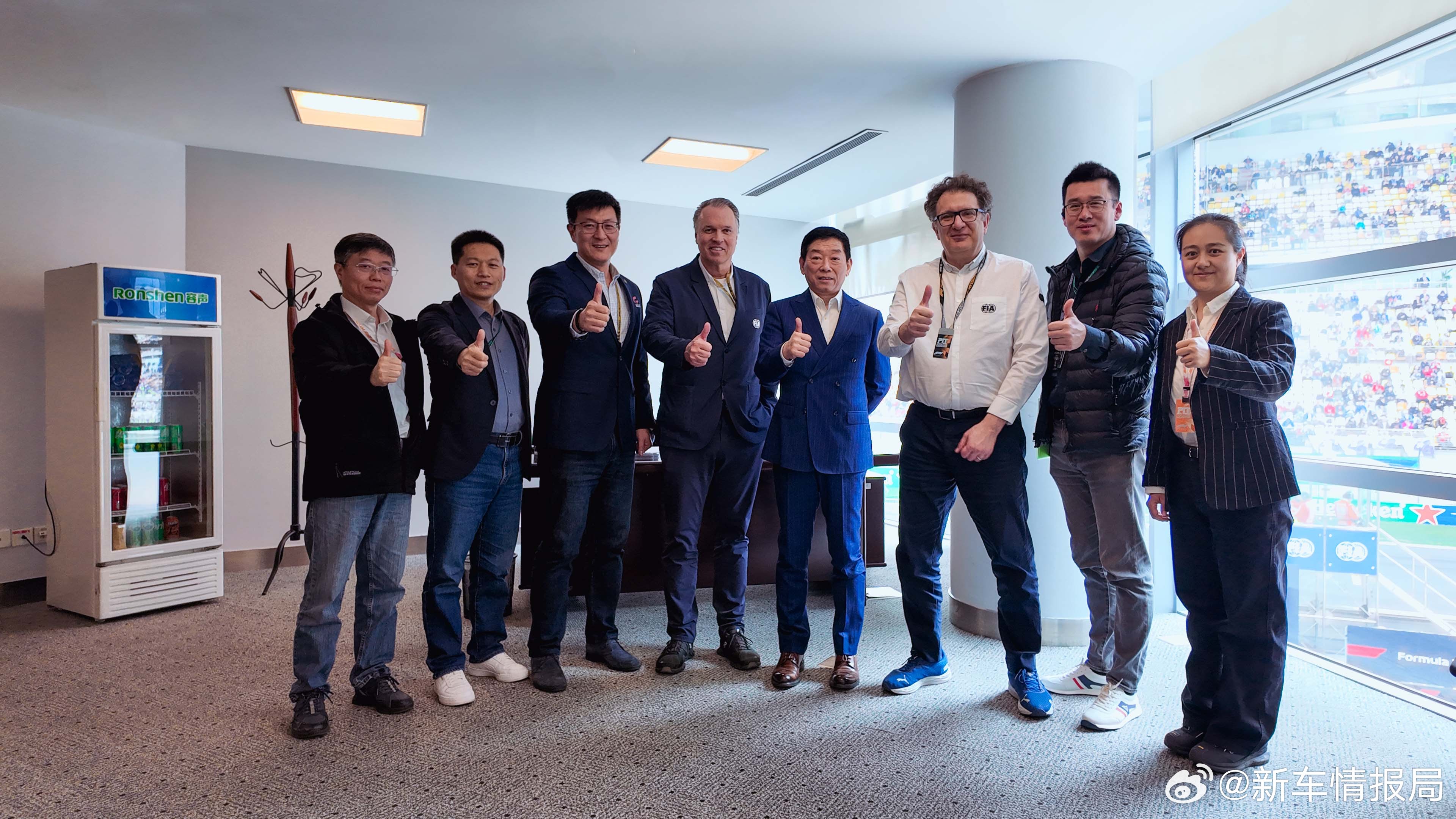 魏建军现身f1 年底不是要出大V8超跑吗，感觉要是和f1扯上点关系，那肯定对这款