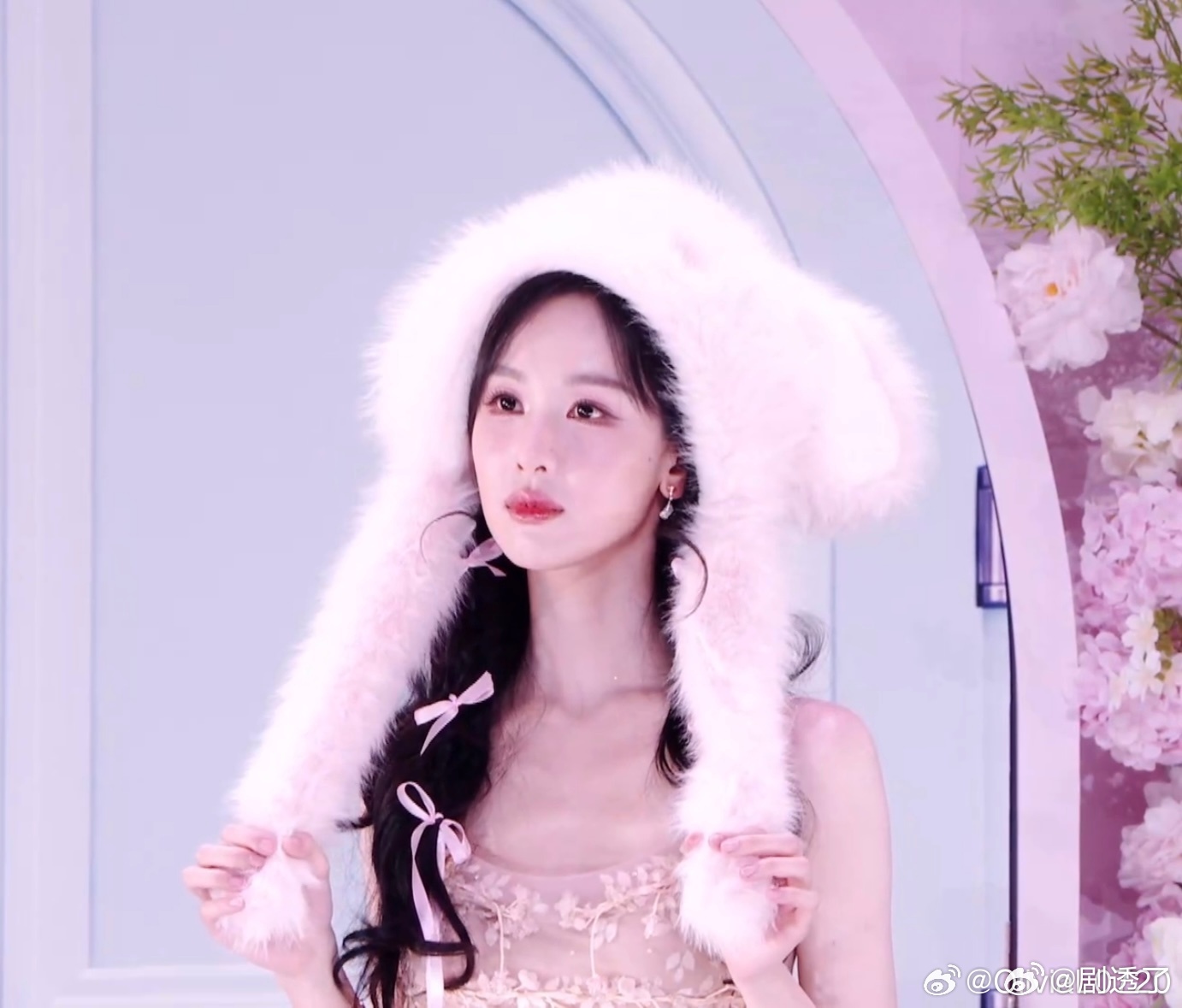 陈都灵搞浪漫没轻没重的陈都灵完全把妹王来的 单膝跪地求婚、壁咚、钻头纱，还弹钢琴