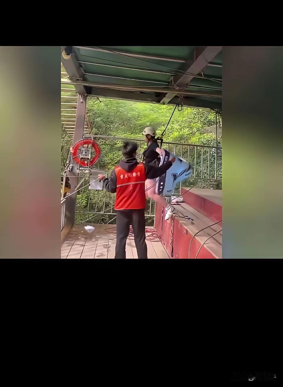 我从来不去游乐园，玩高空挑战项目！
相信大家这段时间，都被某游乐园，年轻女孩高空