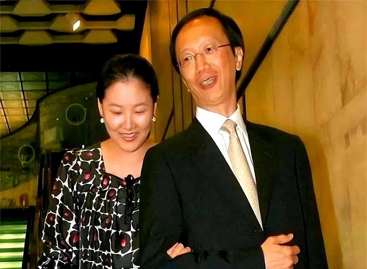 伏明霞：丈夫已是七旬老人儿子才满20，嫁给百亿富翁，她后悔了吗 。伏明霞1978