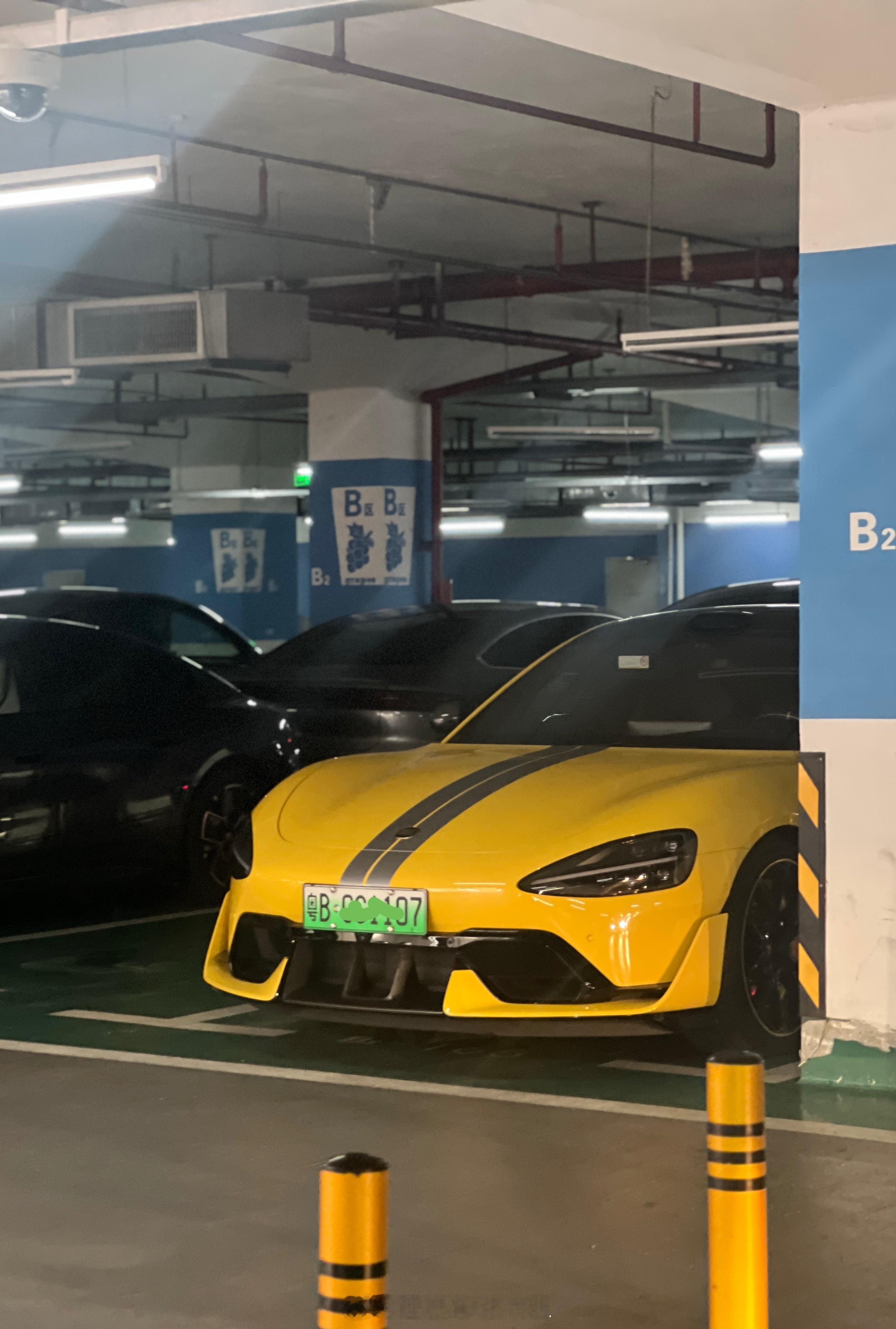 如今再看到这台孤傲且不可一世的车，脑海里只有三个字：瑞思拜！🫡小米su7ult