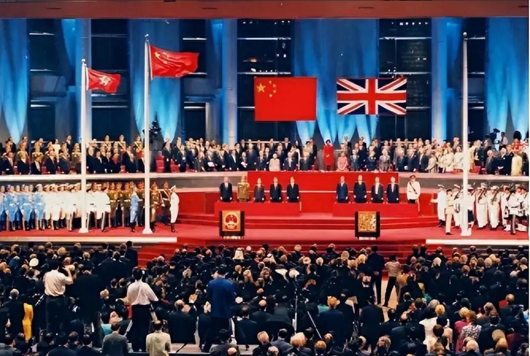1841年1月26日，香港岛迎来了一群不速之客。英国军舰强行靠岸，士兵在岛上升起