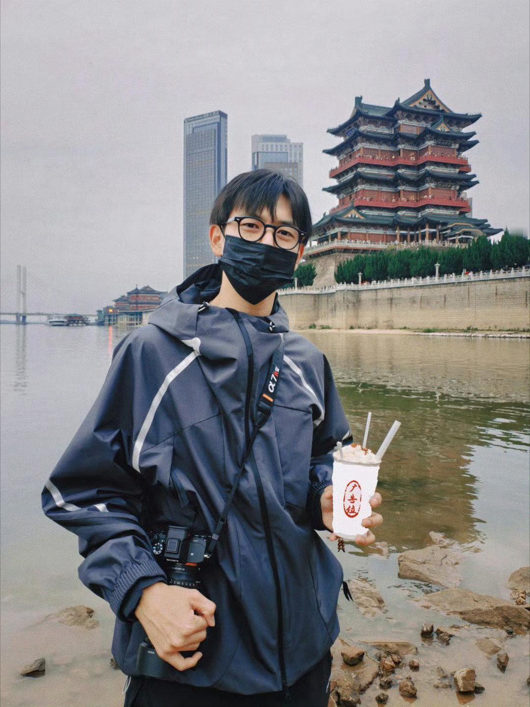 李现 帅哥能不能帮我拍张照片又被李现的暖心细节狠狠圈粉了！有路人街头求助“帅哥能