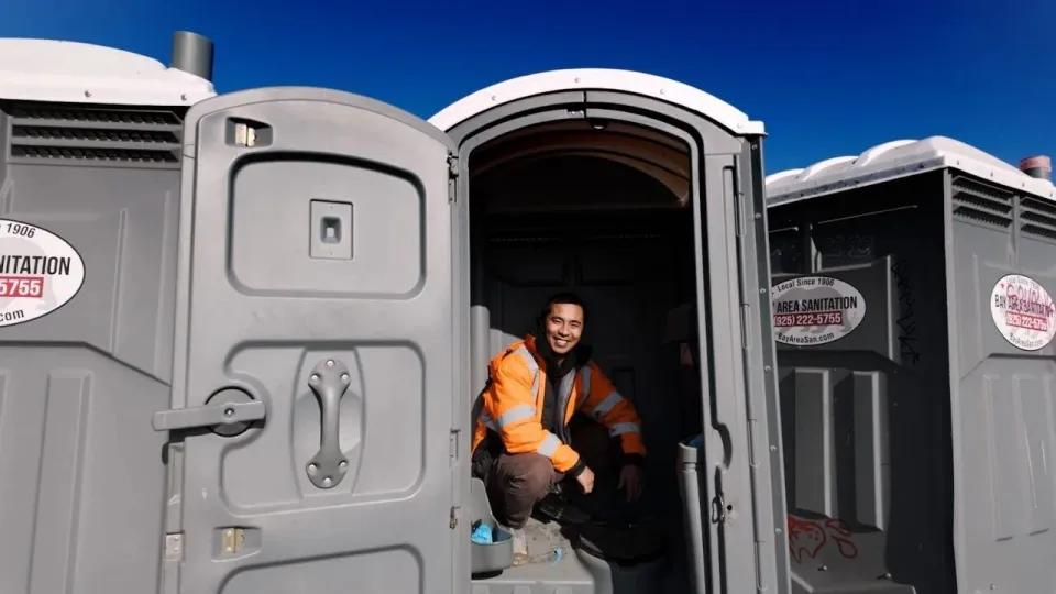 《凌晨4点开工，年入3300万！31岁小伙靠“流动厕所”逆袭，放话：AI也抢不走