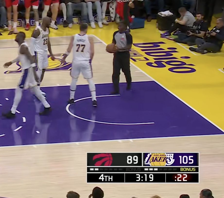 暂停了，湖人领先16分，最后3分19秒猛龙vs湖人