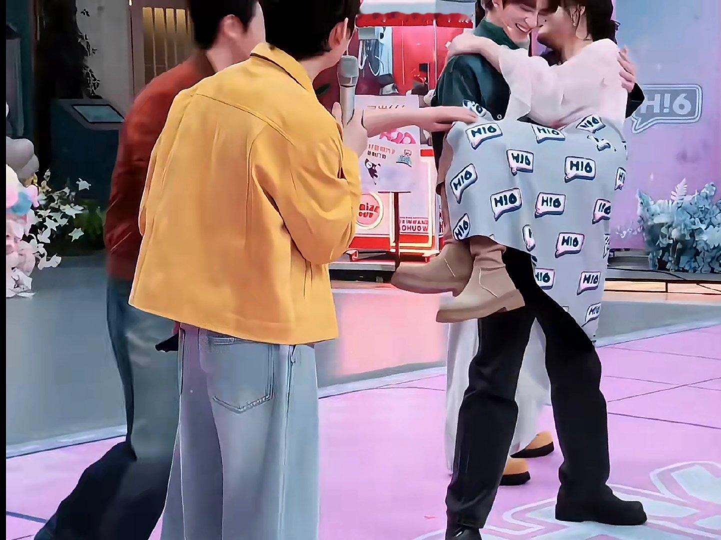 赖伟明抱李雪琴做深蹲你好星期六赖伟明也太绅士了，抱李雪琴深蹲超稳超温柔 