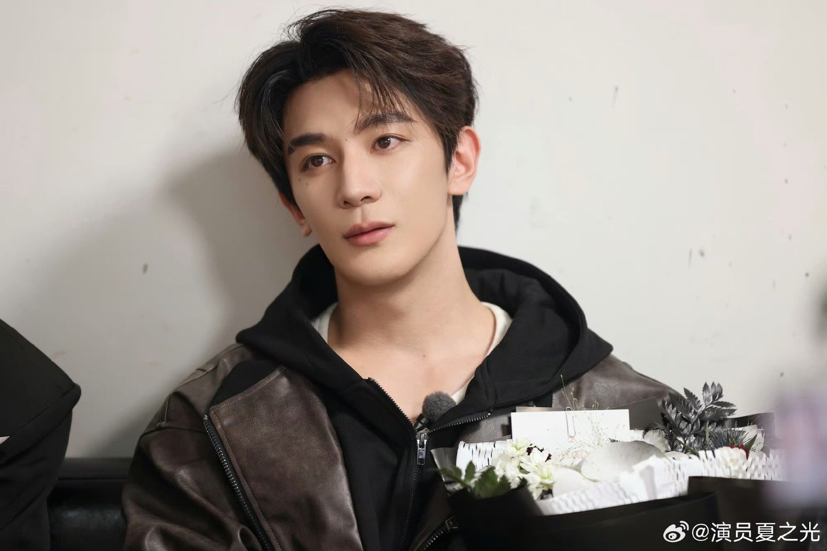 夏之光霸总体育生我家那小子 这身确实适合他。冲锋衣墨镜登山杖，每一样都踩在点上。