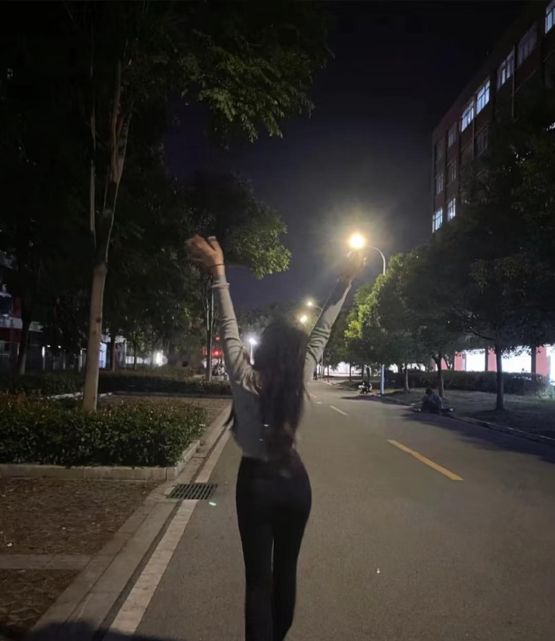 “不知是这个季节忽然让人情绪低落，
还是原本心里就藏着许多不尽人意的事。”
今天