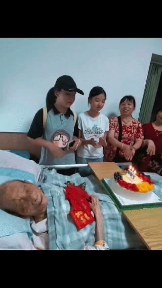 给昏迷的病重老人过生日，
并祝他生日快乐，他真的快乐吗？
一名百岁老人病重躺在医