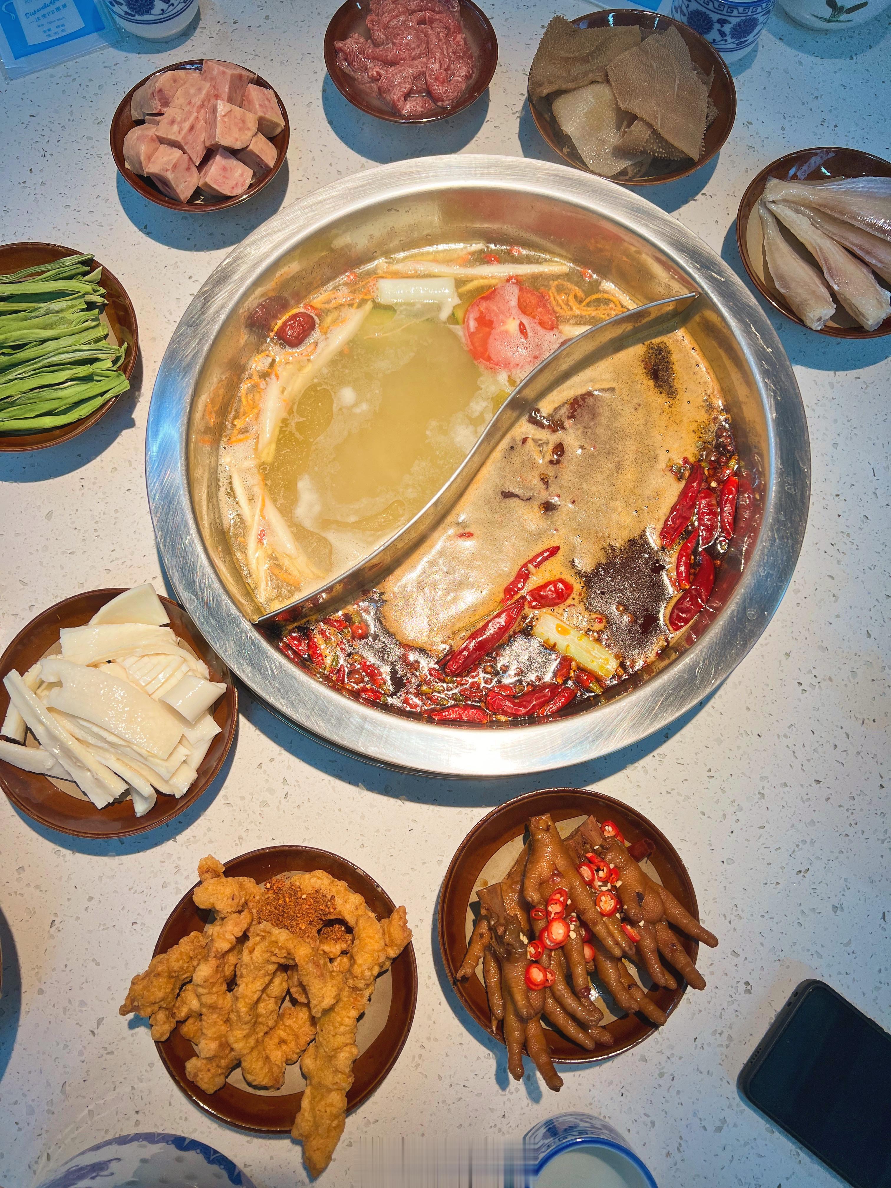 我用一顿火锅把喊出来了，他在国庆假期终于出了趟远门，从珠江新城长途跋涉到了天河北