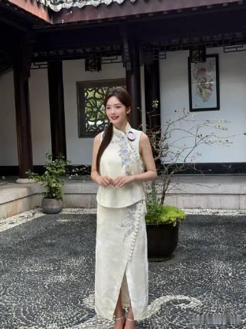 蔡文静把米白色穿得好权威 蔡文静身着米白色旗袍，仿佛是旧时光里的精灵，清冷中带着
