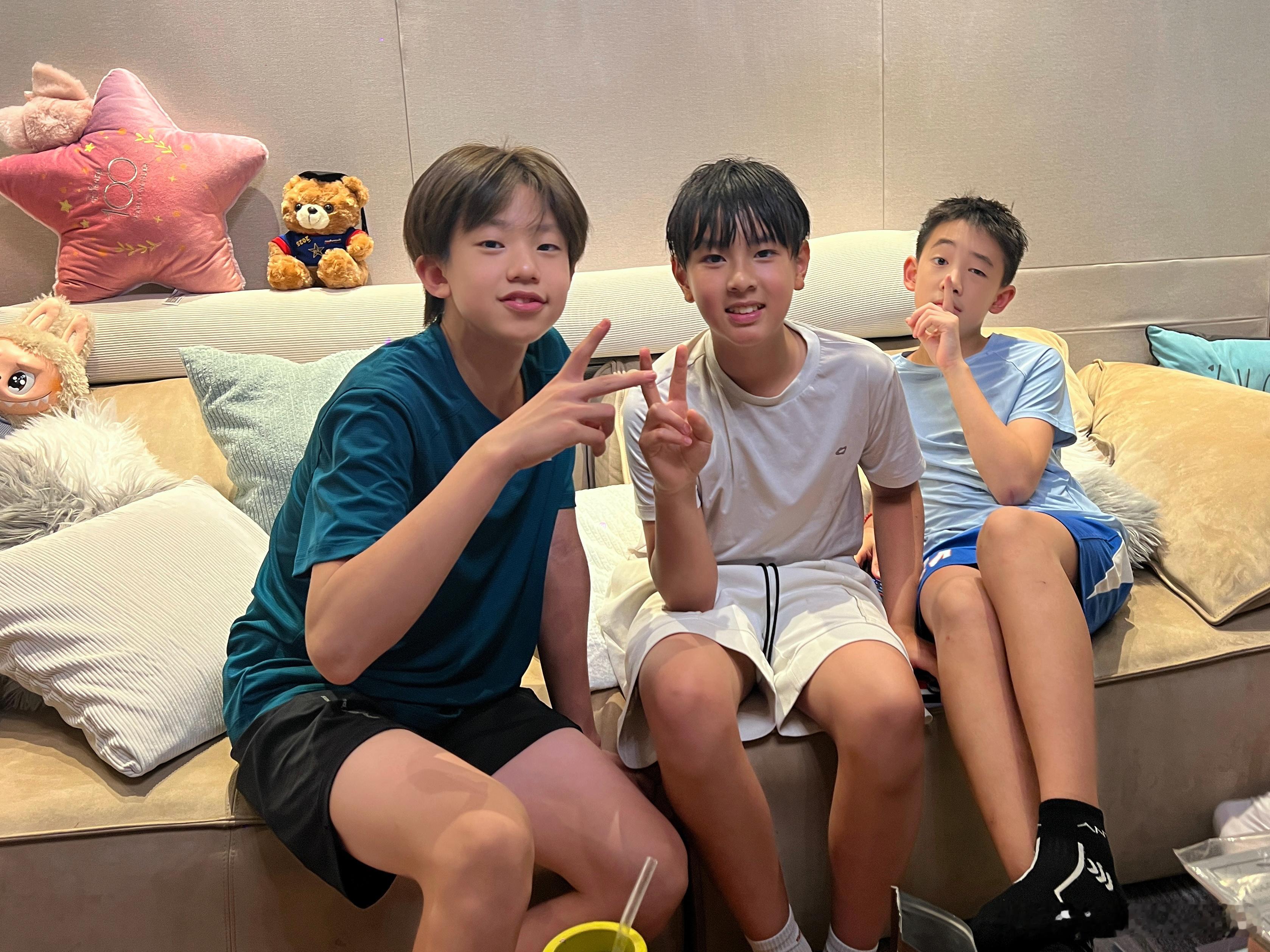 刘畊宏变身“孩子王”，带着Jasper和Max开卡丁车、打篮球⛹️‍♂️～两个小