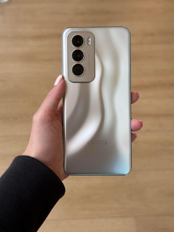 这下好了，后面如果有厂商再出大曲屏手机就要被说了！OPPO Reno12全系标配