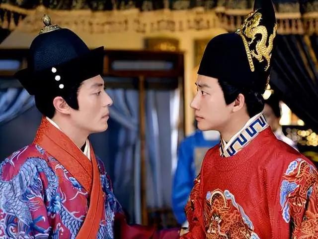 一个太监，帮皇帝夺回了皇位，被封为大明内臣之首、总督三大营，手底下光冒功当官的就