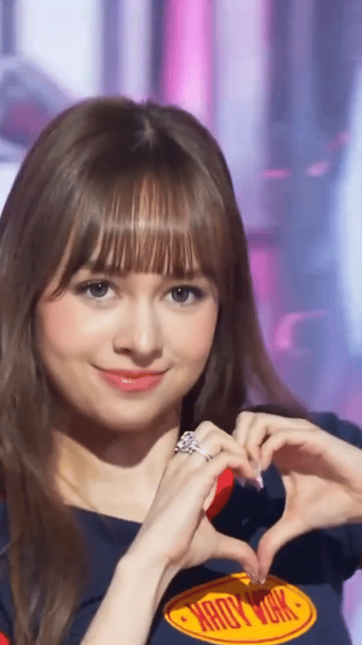 内娱也有自己的Lisa了 乐华HeyDream贝拉也太像了吧！AI物料氛围感拉满