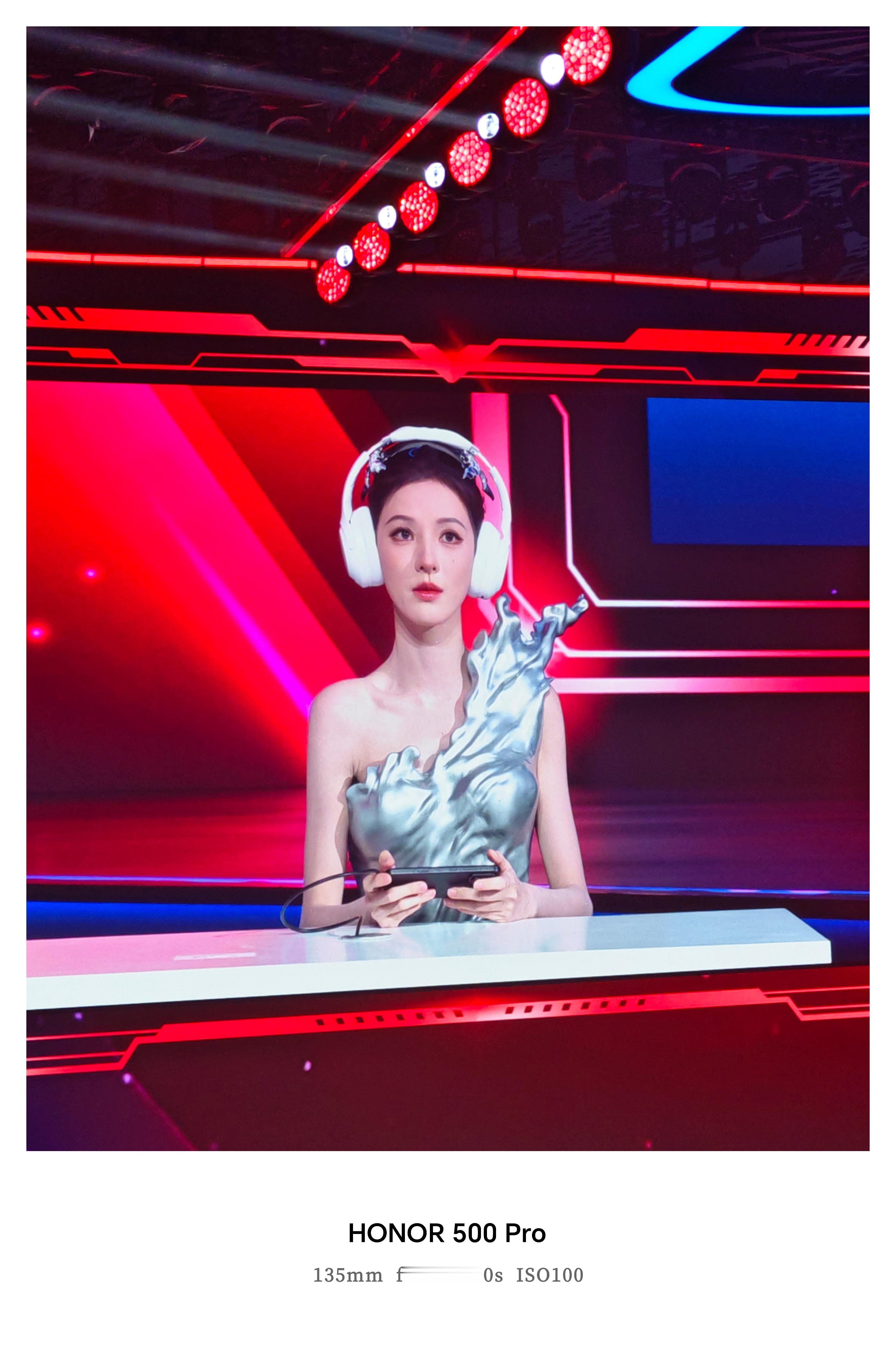 在荣耀Win系列发布会现场，看到荣耀特邀枪神——张予曦了，本人真的好瘦，好高挑，