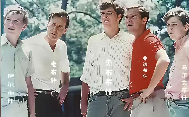 这样一看，老布什的颜值是真高呀！四个儿子，没有一个能超过他！
年轻的老布什，有颜