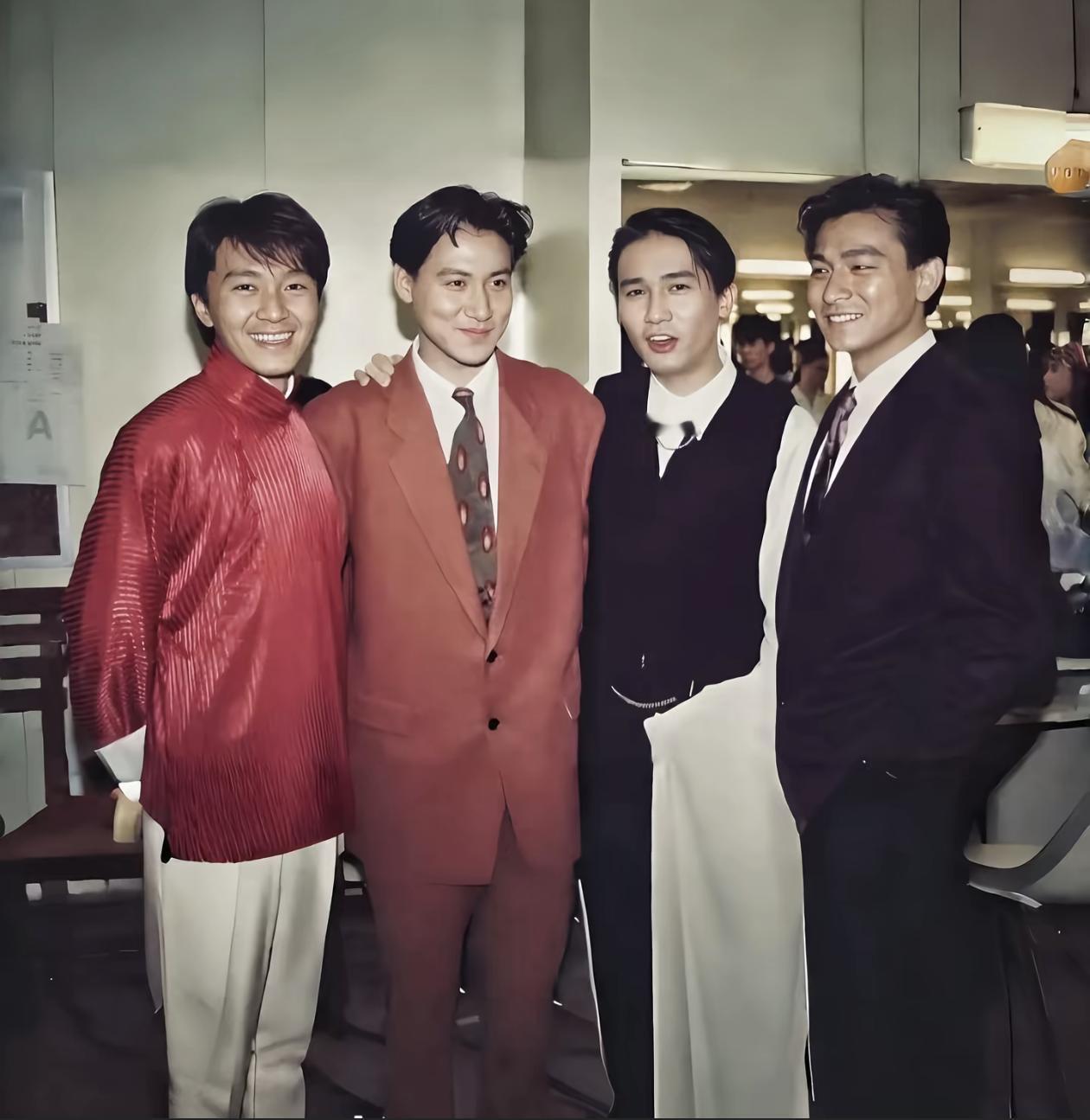 1990年，TVB台庆后台，周星驰、张学友、梁朝伟、刘德华四人同框。当年都正值风