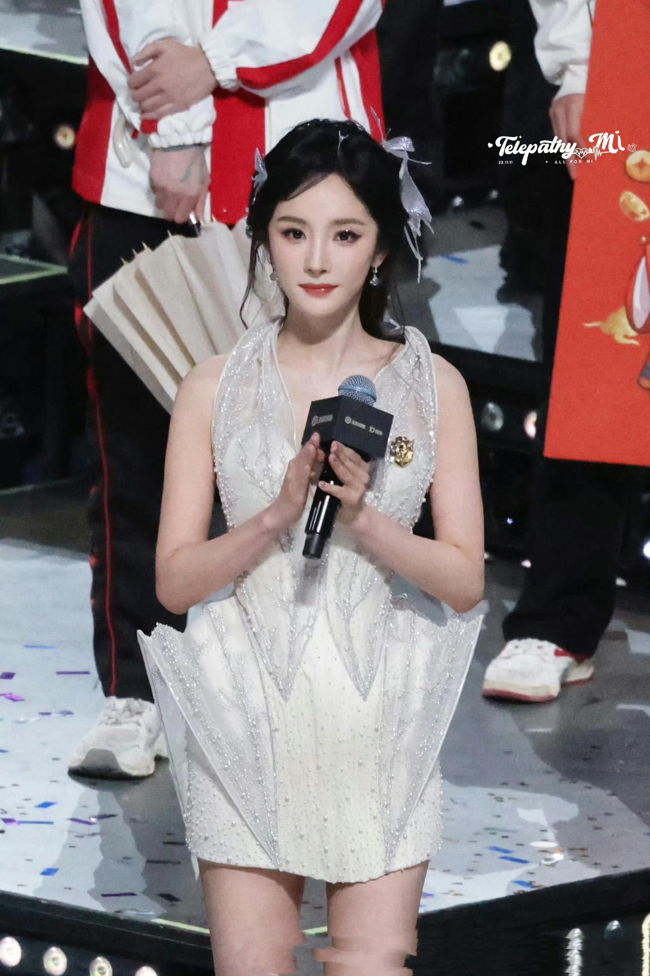 梦回夕瑶，杨幂花期惊艳依旧

在最新节目录制现场，杨幂一袭白衣亮相，瞬间让人梦回
