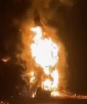 特朗普这次是真的踢到铁板了，美国油轮被袭击，船上的火光直接照亮了半边天。

首先