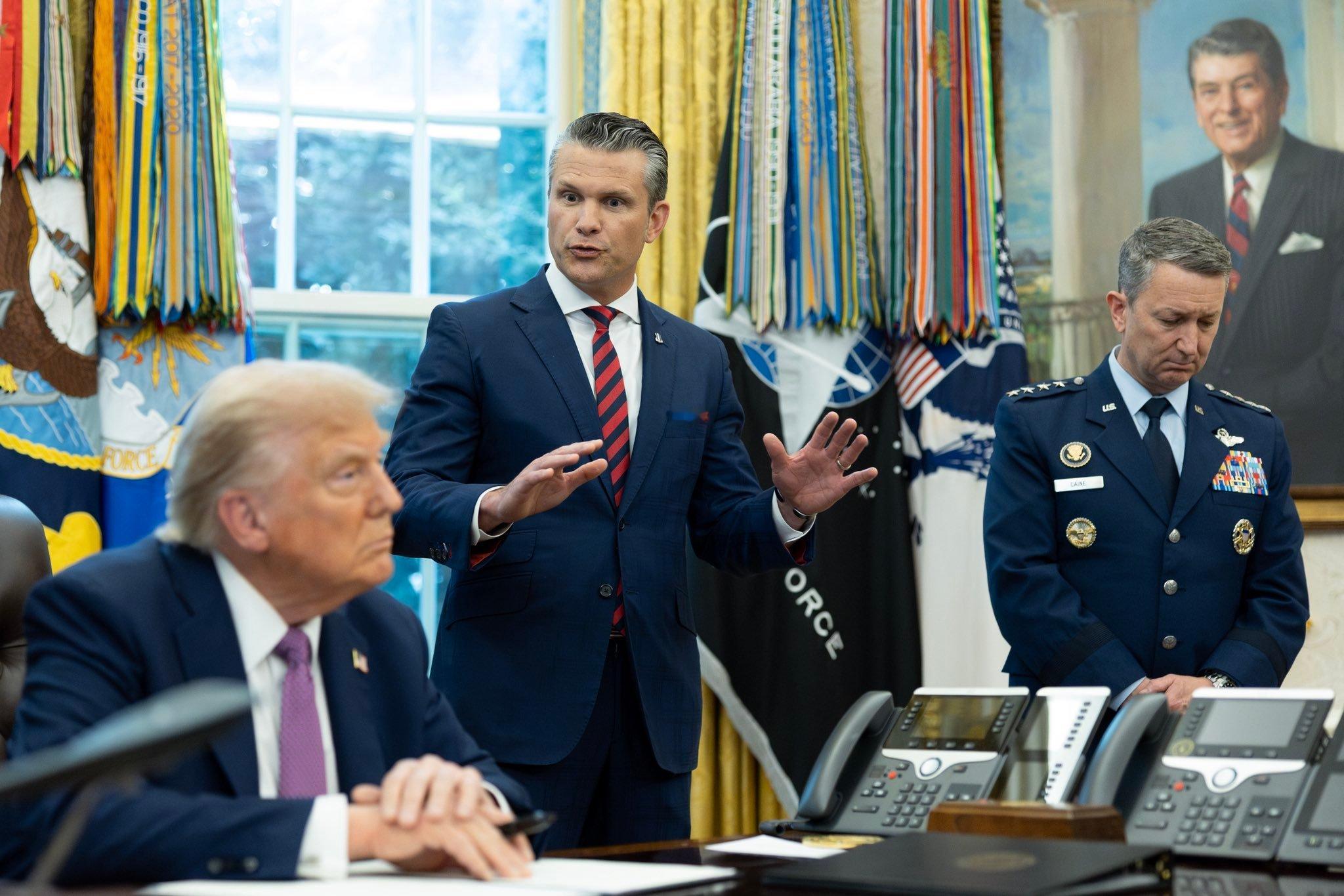 周三，包括国防部长皮特·赫格塞斯和参谋长联席会议主席丹·凯恩将军在内的高级官员向