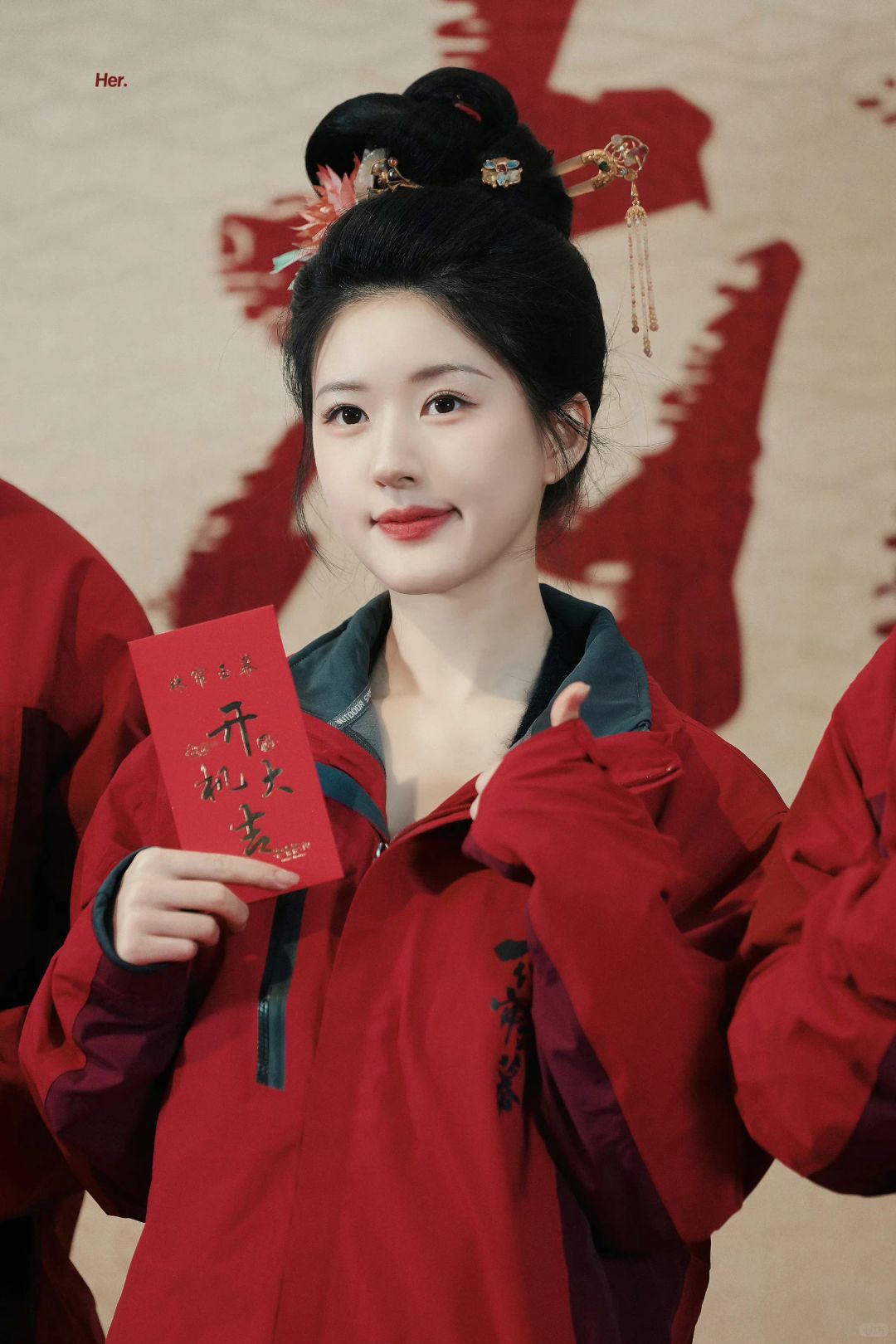 赵露思 珠帘玉幕开机造型