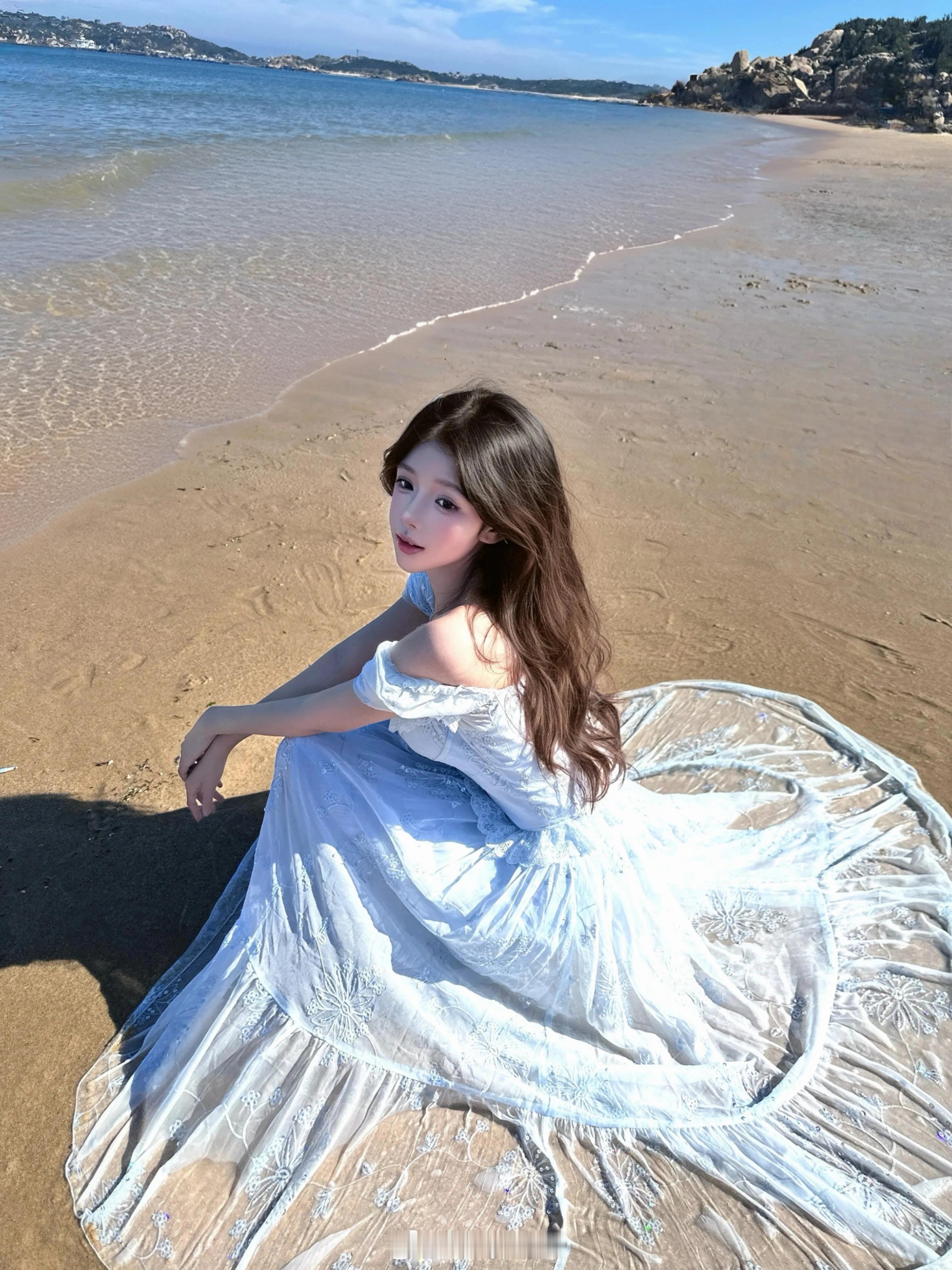 海边拍照封神战袍 get！√​海风一吹裙摆就像在跳舞💃​波光粼粼的海面配仙到发