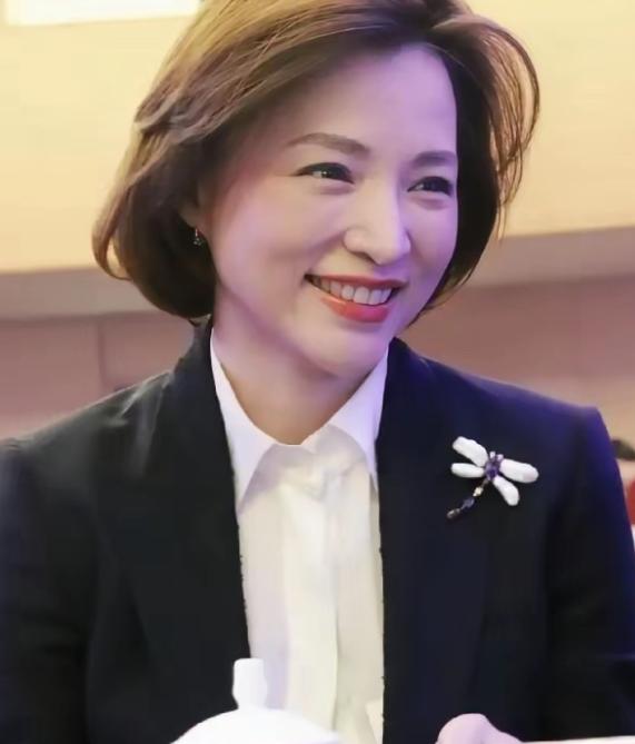 今年春天，董卿送走了抗癌七年的母亲。同时，她的丈夫、百亿富豪密春雷，已经失联3年
