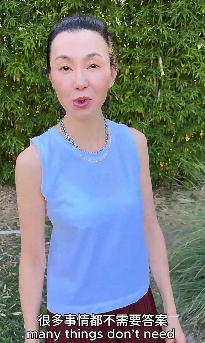 61岁的张曼玉活的通透，隐居国外，生活乐逍遥。

之前有网友在国外偶遇蒙嘉慧、郑