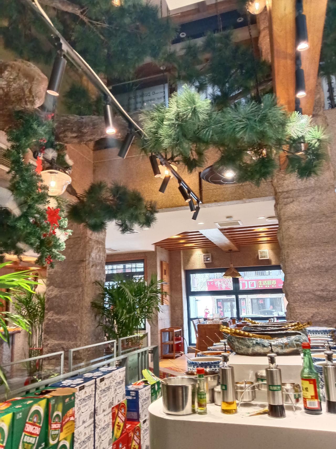 绿植点缀的现代餐厅，暖色调灯光营造出舒适的用餐环境。