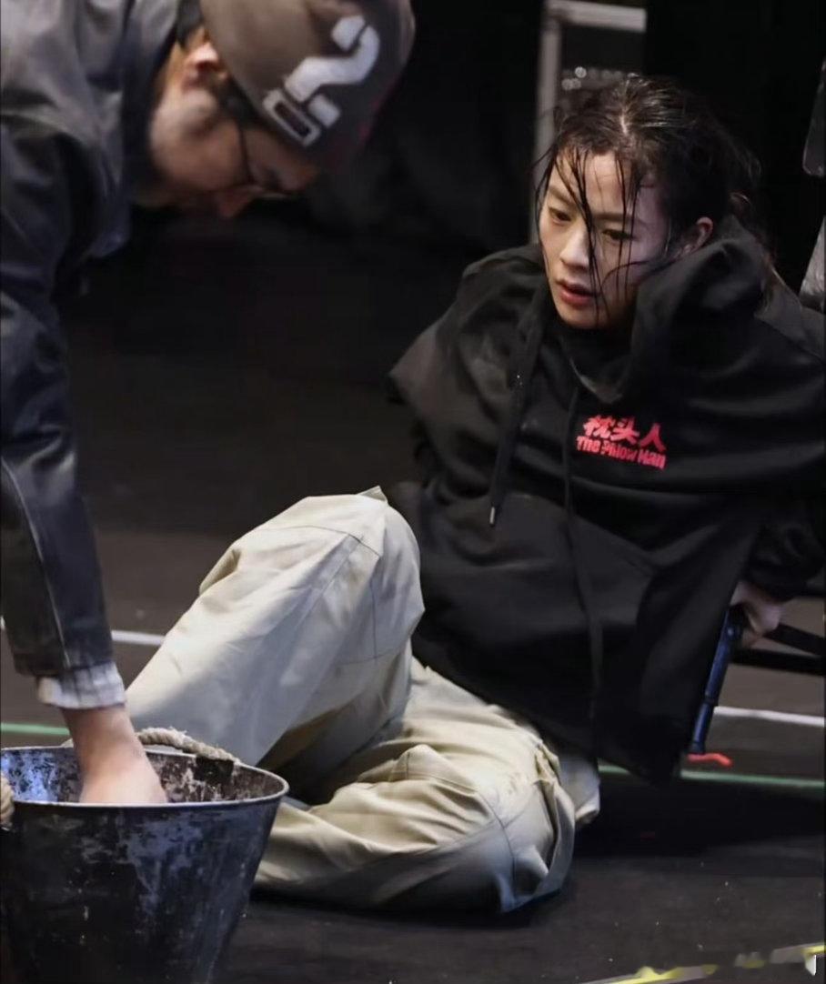 陈丽君13岁告别村子学艺陈丽君越剧启蒙在父亲的哼唱里 父亲的哼唱是起点，13岁离