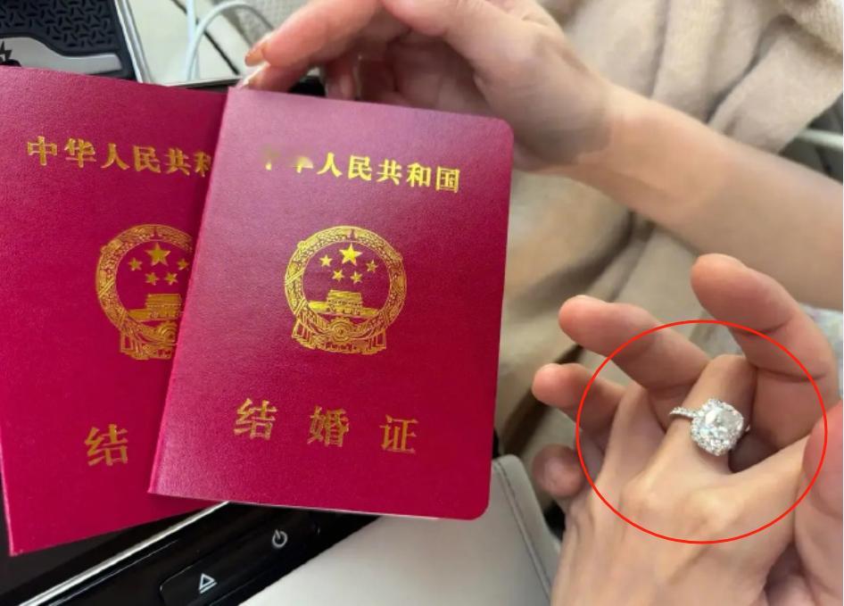 汪小菲再婚了，别的咱不说，人家晒了一颗超大的钻戒。而再看大S和西八大光头那边，纹
