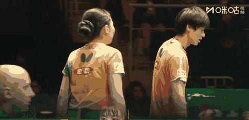 看日本那对混双，户上隼辅配张本美和，赢了，但赢得别扭。
说句扎心的话，他俩打球，