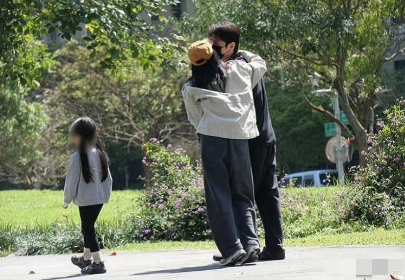 高圆圆和赵又廷这么多年一直是这么幸福，真是娱乐圈的模范夫妻！