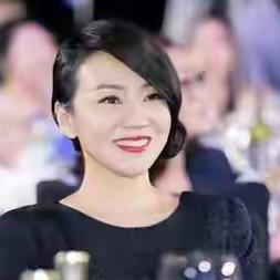 你能想象吗？曾经风情万种的佟湘玉，闫妮在新剧里彻底换了个样！这次她一头汗湿碎发，